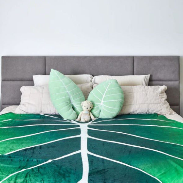 Leaf-Shaped Fleece Blanket with Double Layer Sherpa – Soft and Cozy, Available in Multiple Sizes 3