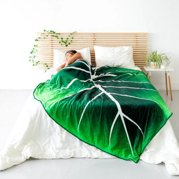 Leaf-Shaped Fleece Blanket with Double Layer Sherpa – Soft and Cozy, Available in Multiple Sizes 4