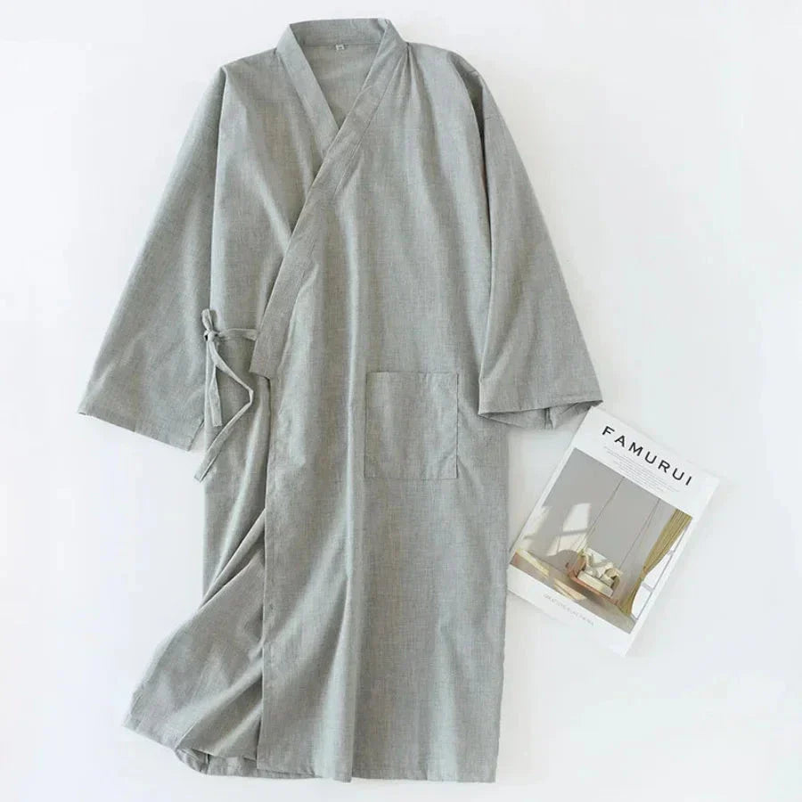 Gray robe on a white background with a magazine titled 'FAMURU'.