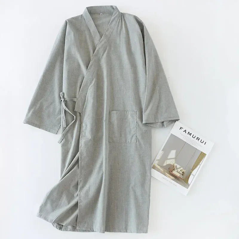 Gray robe on a white background with a magazine titled 'FAMURU'.