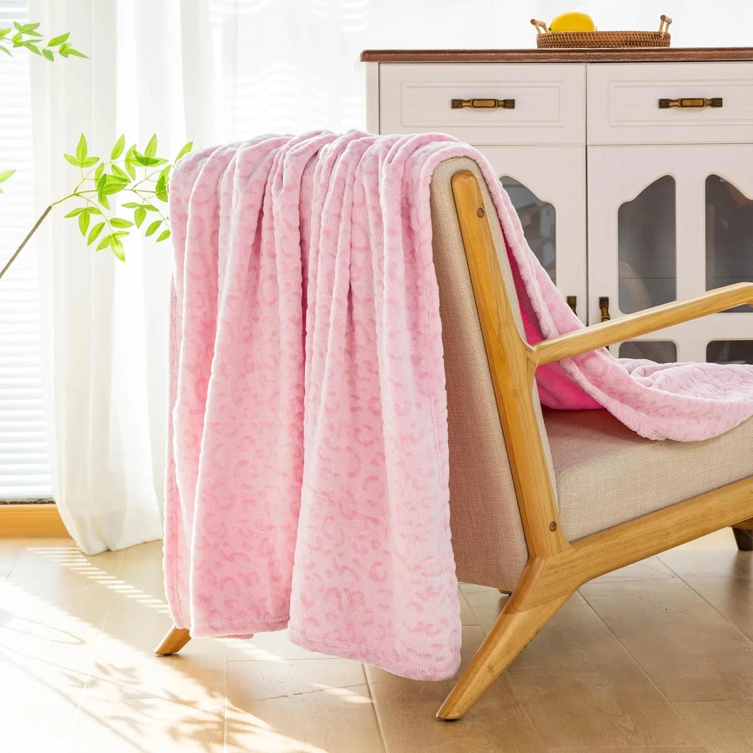 Super Soft Leopard Print Fleece Blanket – Cozy Fluffy Throw for Sofa and Bed, Lint-Resistant Flannel Material 2