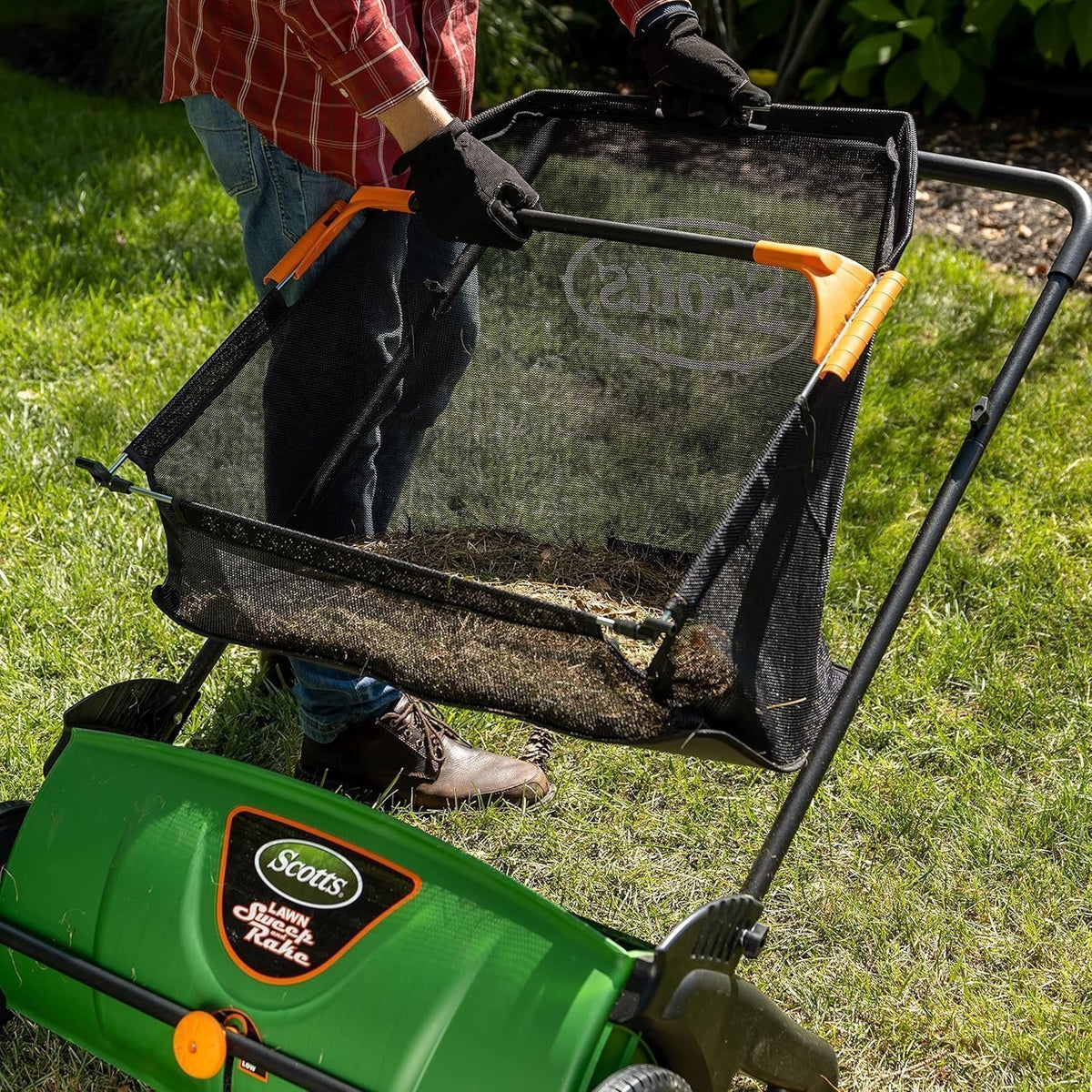 Scotts 26 in. Push Lawn Sweeper LSW70026S, Black/Green