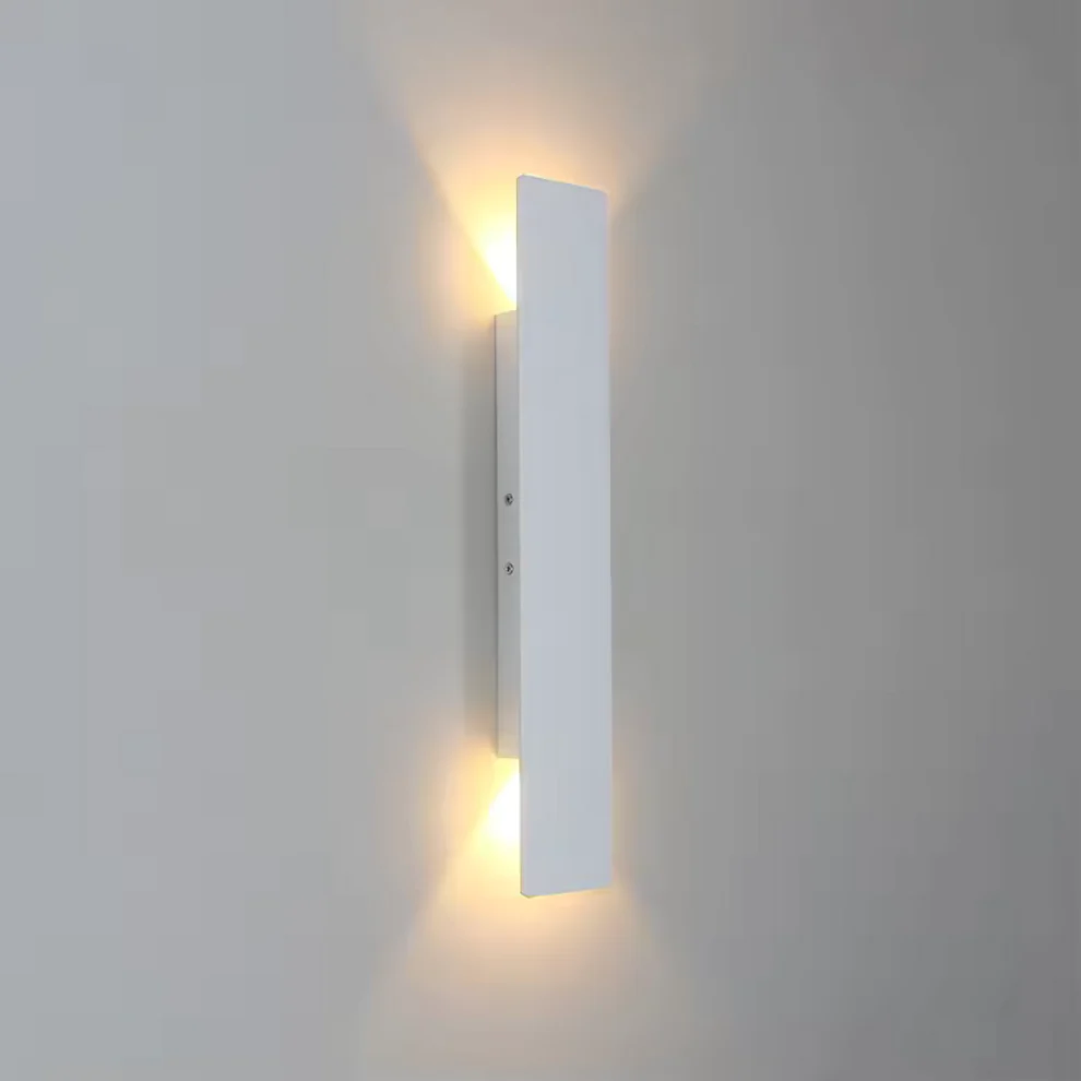 Weatherproof Aluminum Outdoor Wall Light – Modern LED Landscape Lighting for Gardens and Facades 1